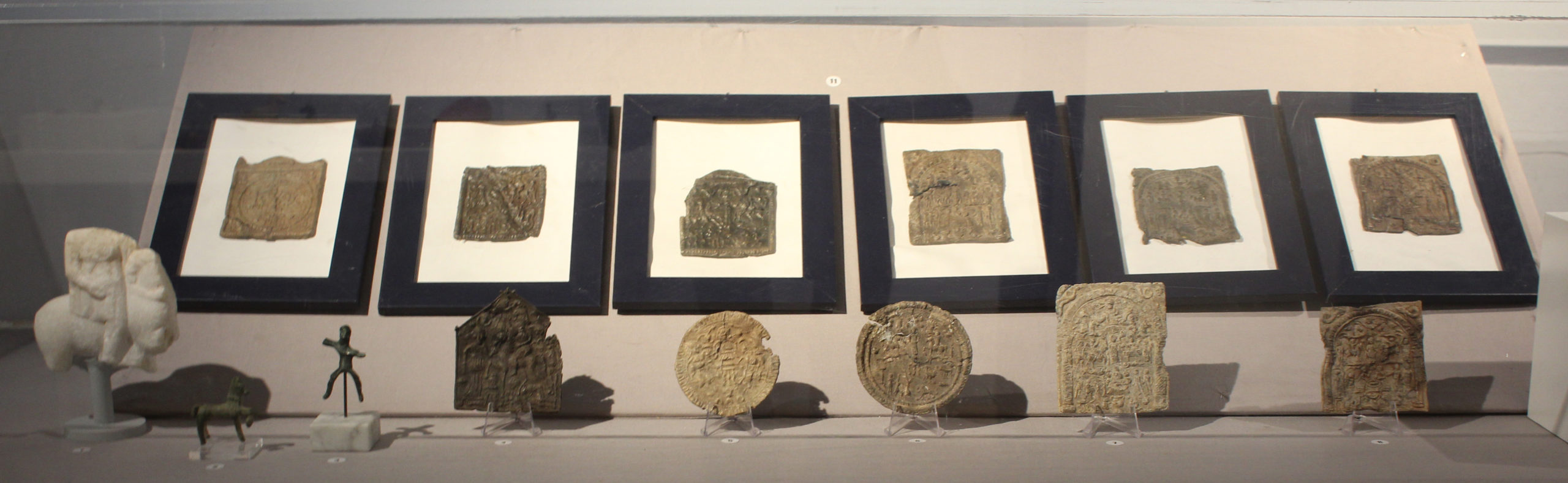 Mysteriöse römische Votivtafeln aus Blei mit Pferden des Sonnengottes und der Söhne des Zeus
