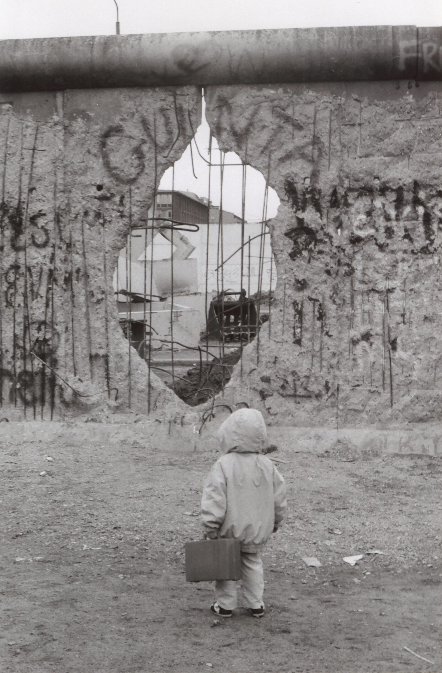 Die Berliner Mauer am Ende! Fotografien der Bildhauerin Christa Sammler von 1990