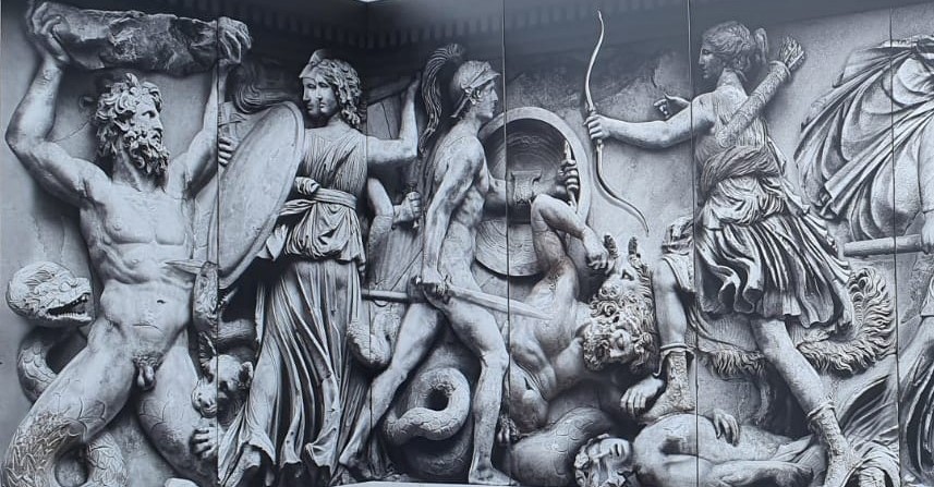 Frauenpower! Kämpfende Göttinnen am Fries des Pergamonaltars